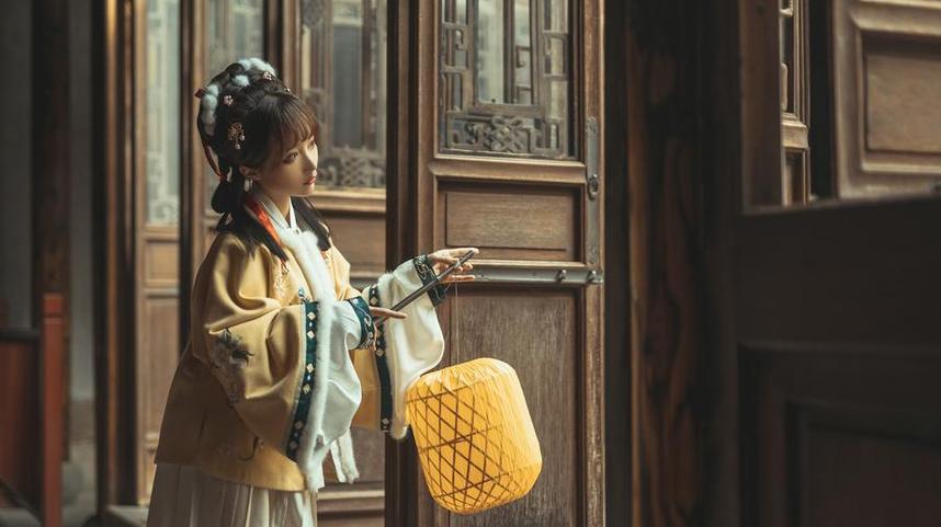 蠢沫沫 揭开这套精美的蠢沫沫白精灵婚纱,集中了所有的优雅和风情。